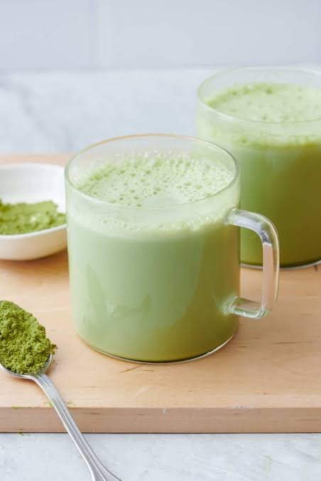 Green powder latte in glass mugs